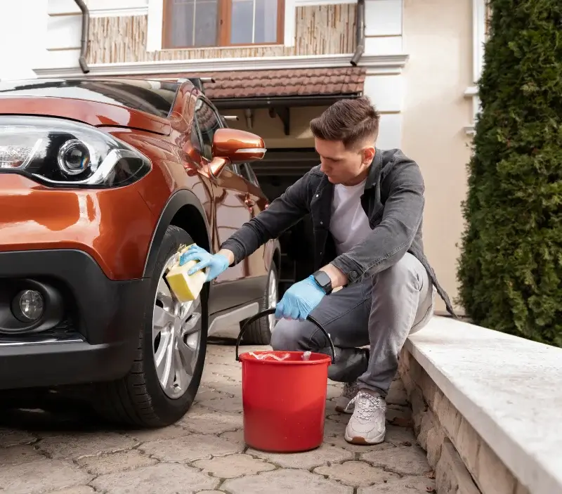Lavage auto à domicile Le Pecq : professionnel intervenant sur un véhicule